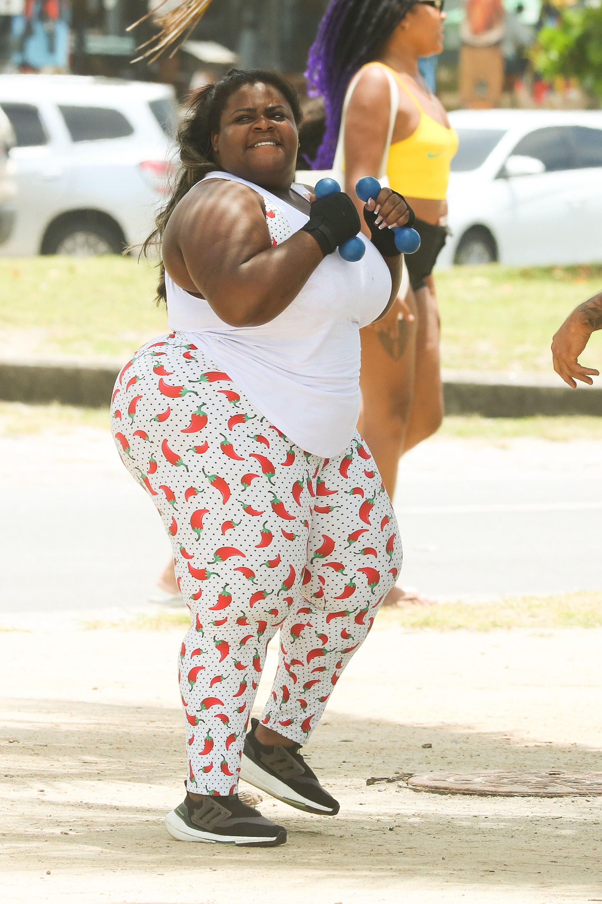 Jojo Todynho treinando na praia