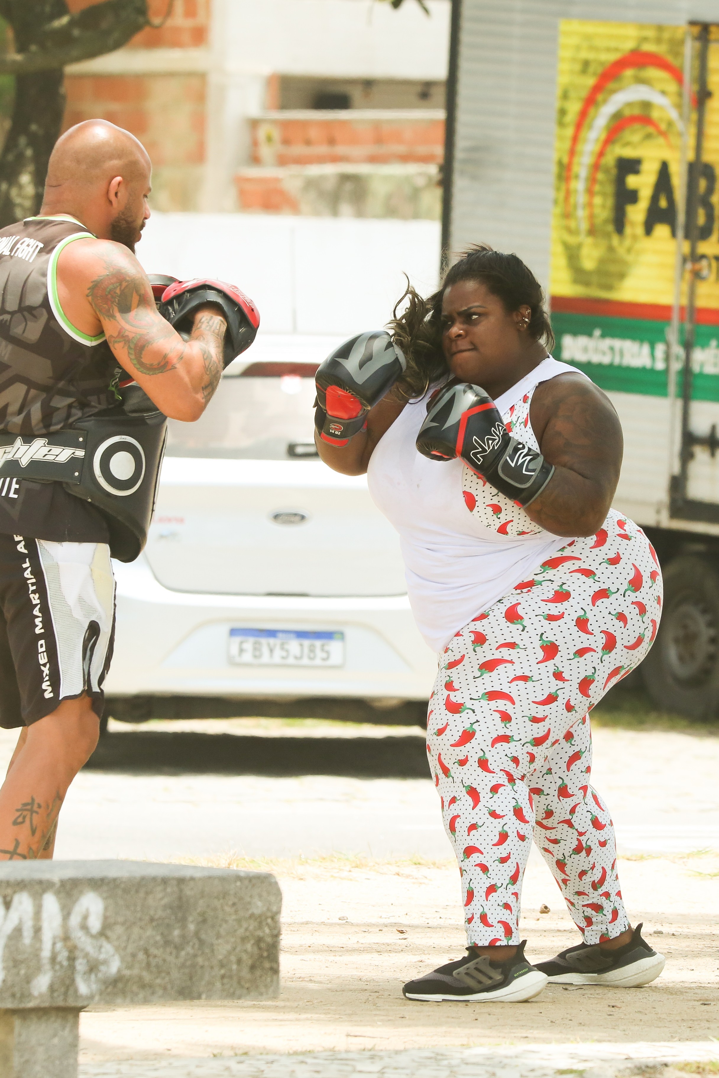 Jojo Todynho treinando na praia