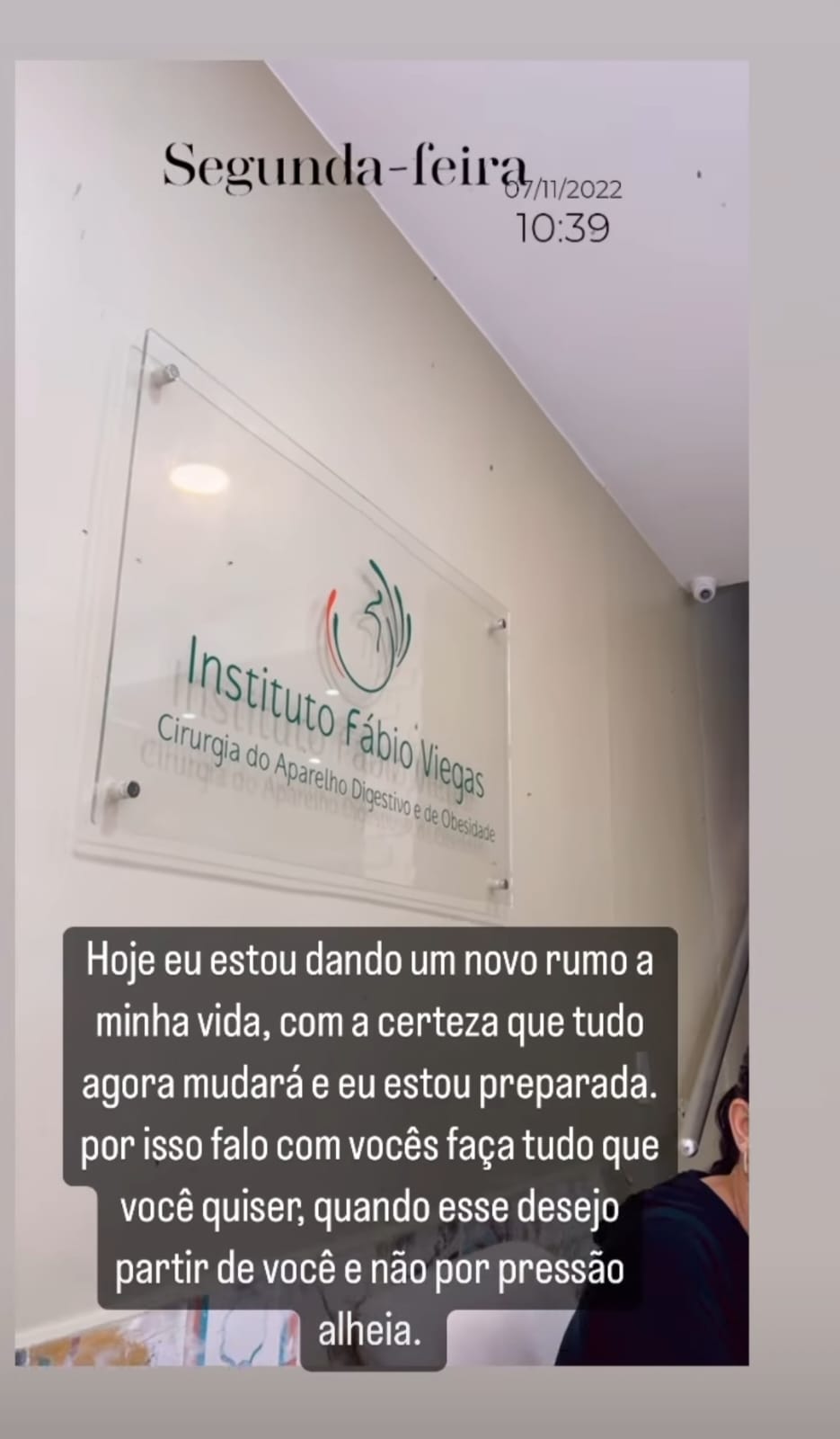 Jojo Todynho aparece em clínica de cirurgia