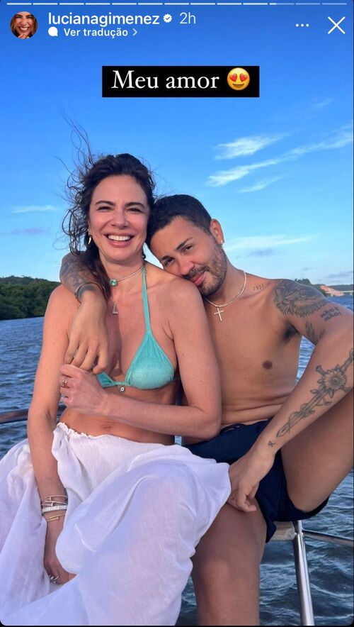 Luciana ainda surgiu em um passeio de barco, onde posou ao lado do influenciador Carlinhos Maia. “Meu amor”, escreveu a mãe de Lucas Jagger na legenda do story. 