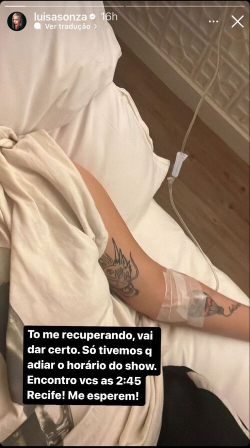 Em seu Instagram, a artista indicada a um Grammy Latino ainda compartilhou em seus stories uma foto com o braço esticado e tomando soro na veia