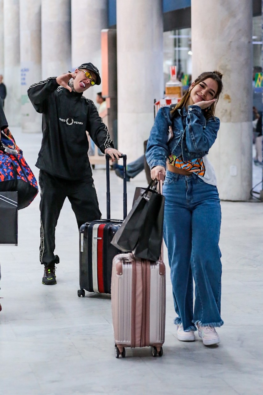 Mel Maia e Mc Daniel no aeroporto - Créditos: Victor Chapetta / AgNews