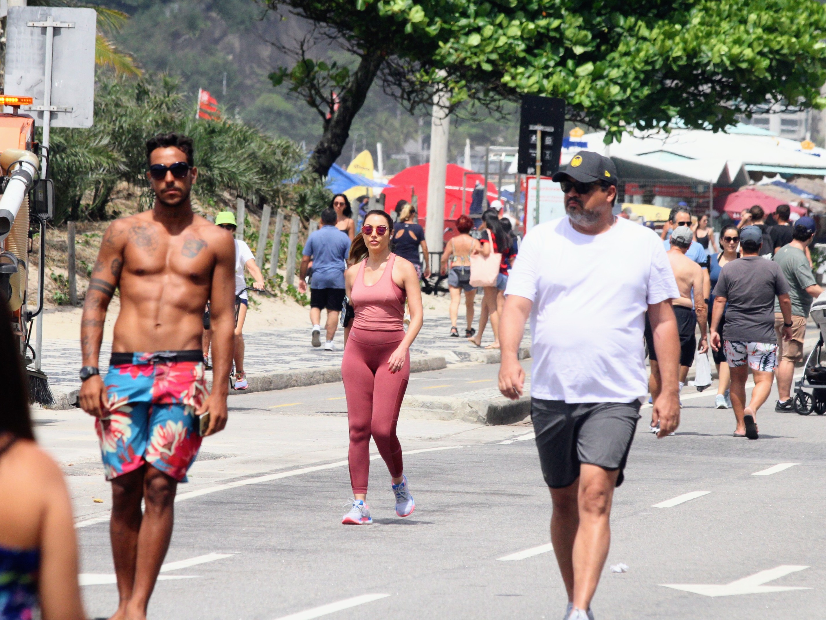 Patrícia Poeta caminha na orla da zona sul do Rio. Fotos: Dan Delmiro/Ag News