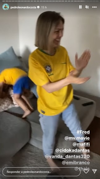 Pedro Leonardo assiste jogo com a esposa