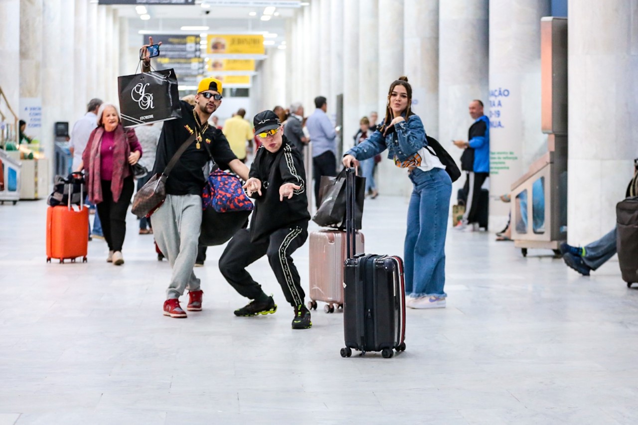 Mel Maia e Mc Daniel no aeroporto - Créditos: Victor Chapetta / AgNews