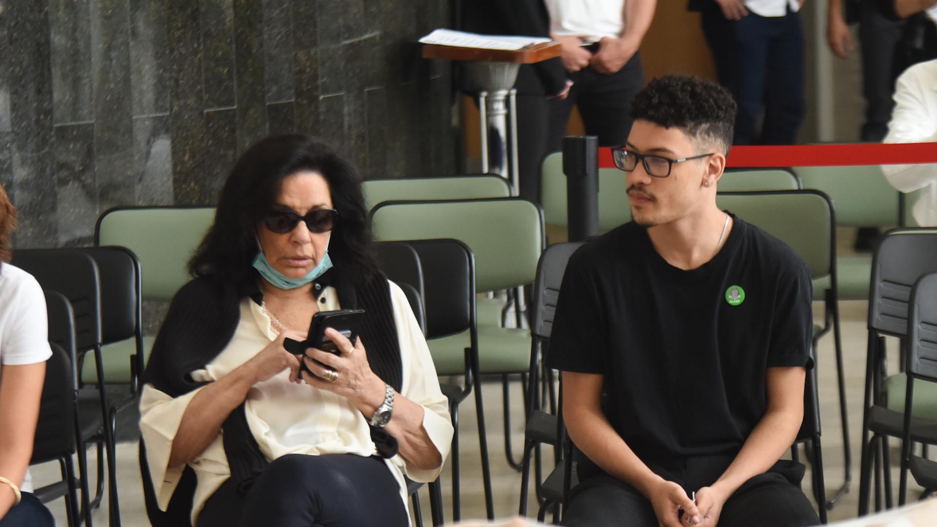 Companheira e filho de Gal Costa dão o último adeus para a cantora durante o velório