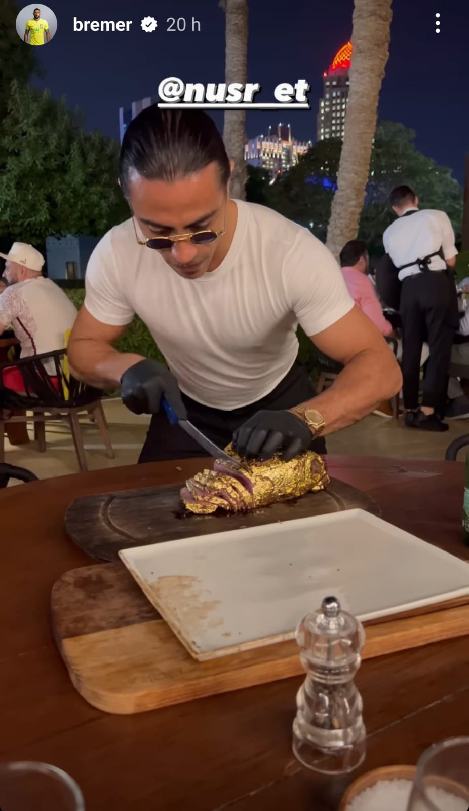 Jogadores experimentam carne folheada a ouro - Instagram