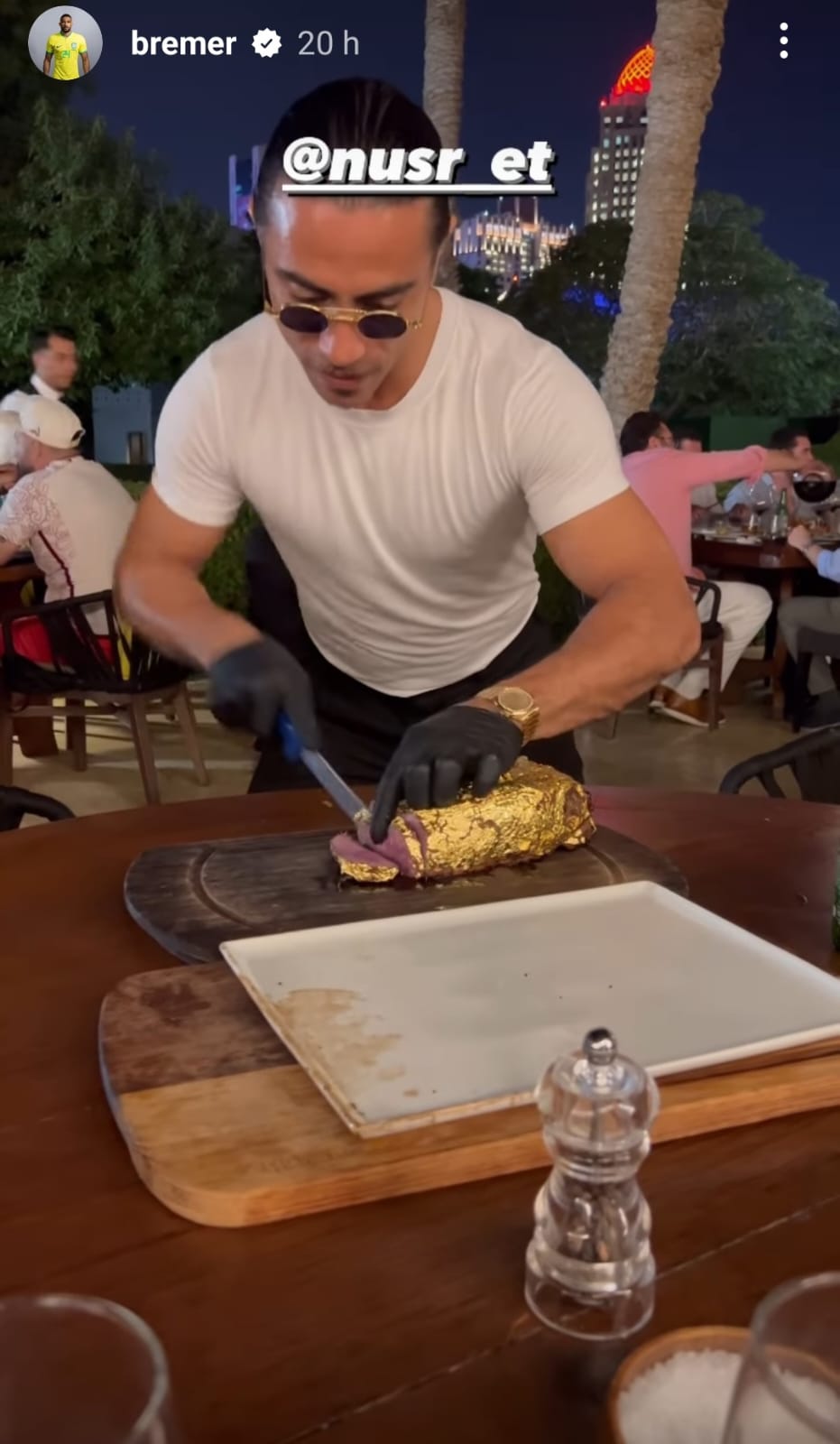 Jogadores experimentam carne folheada a ouro - Instagram