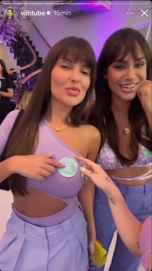 A dupla do BBB 21 foi para a festa vestindo lilás (indicando que acham que é menina) mas colocaram na roupa um adesivo verde