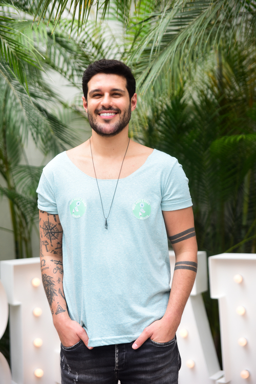 Rodrigo Mussi, o segundo eliminado do BBB 22 e amigo pessoal de Viih Tube e Eliezer surgiu sorridente vestindo uma camiseta verde com uma calça jeans. 