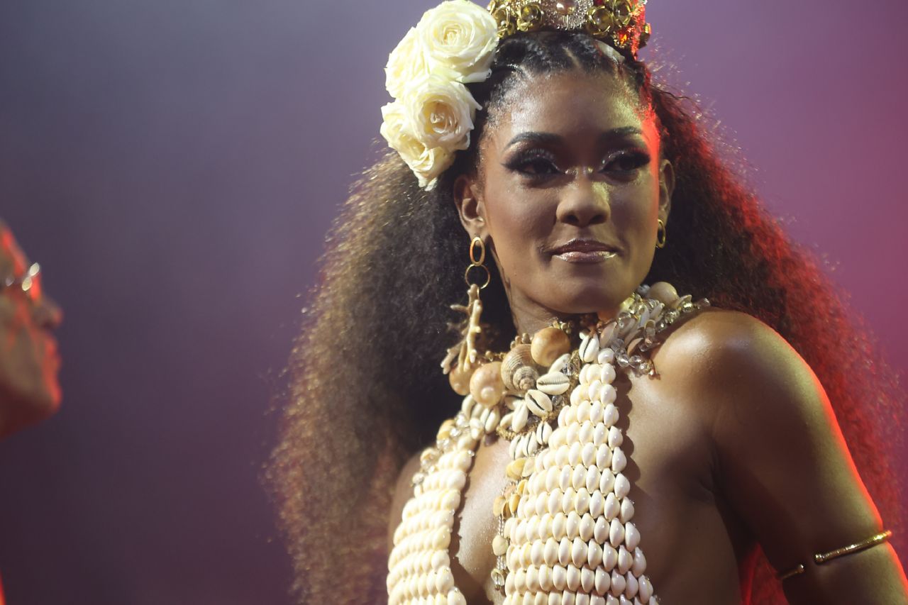 Erika Januza em ensaio de Carnaval na Viradouro