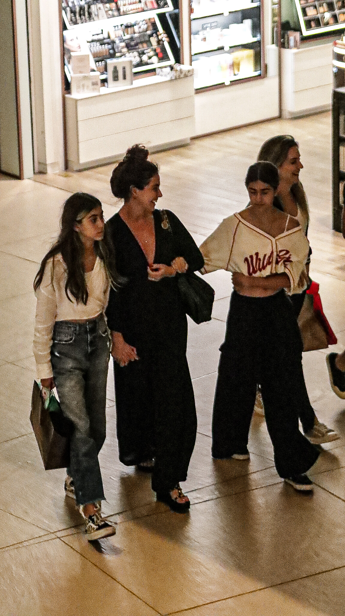 Giovanna Antonelli curte passeio com as filhas gêmeas