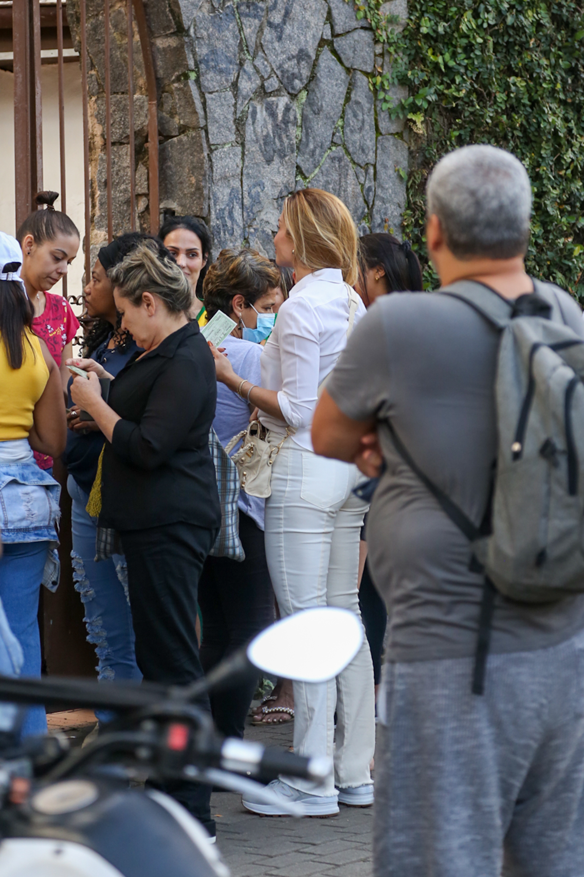 Grazi Massafera vota em São Conrado, no Rio