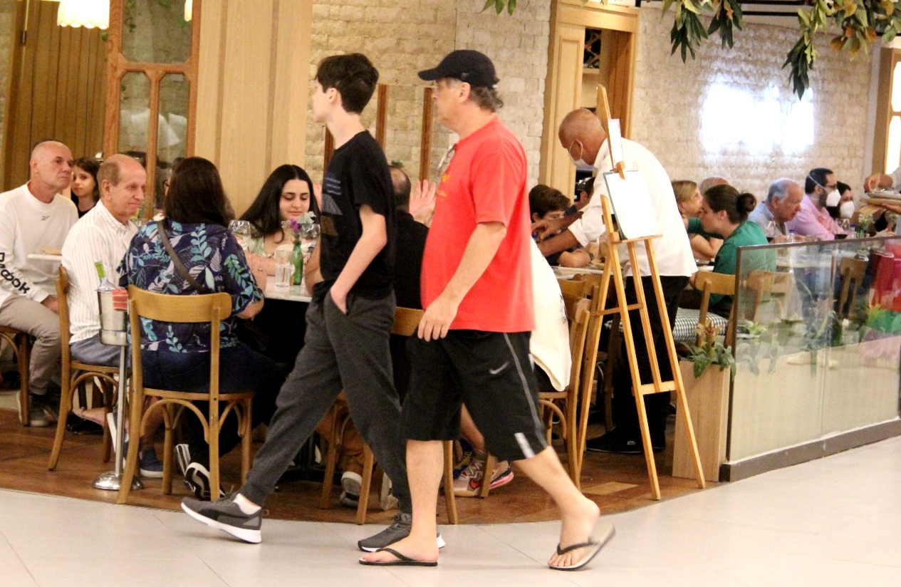 Guilherme Fontes curte passeio no shopping com o filho, Carlos