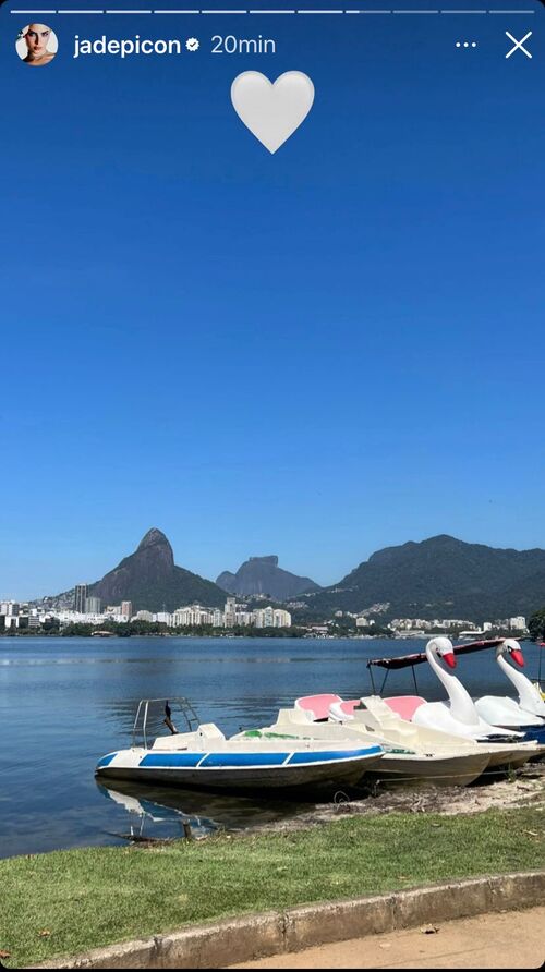 Jade ainda compartilhou uma foto de pedalinhos em uma lagoa no Rio de Janeiro