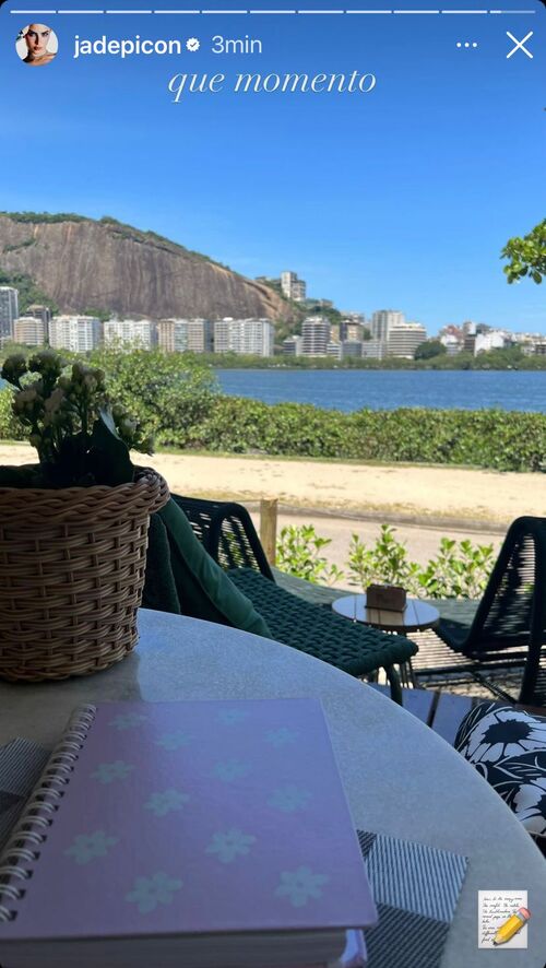 Em outro storie a influencer apareceu estudando suas cenas na beira na lagoa e escreveu na legenda: “Que momento”. 