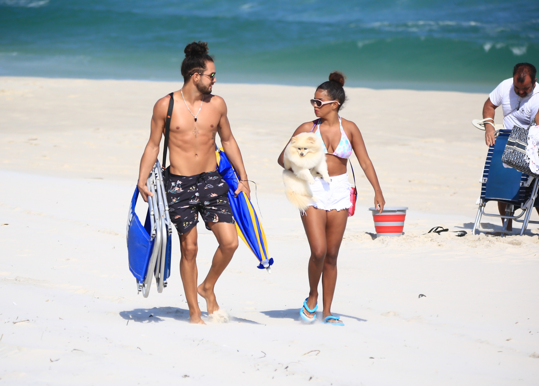 Jeniffer Nascimento com o marido na praia