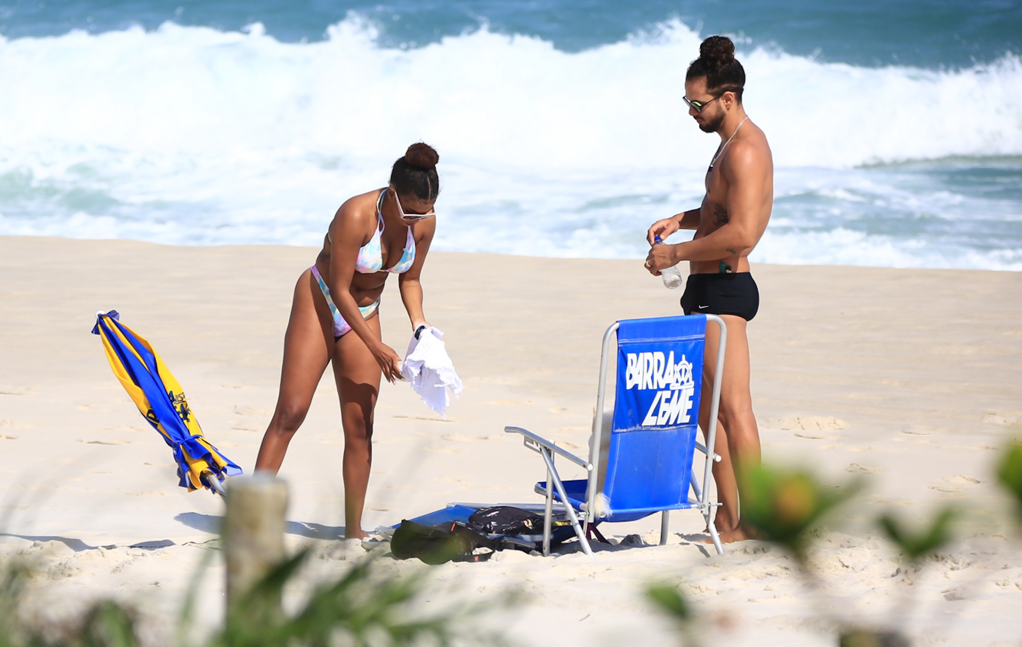 Jeniffer Nascimento com o marido na praia