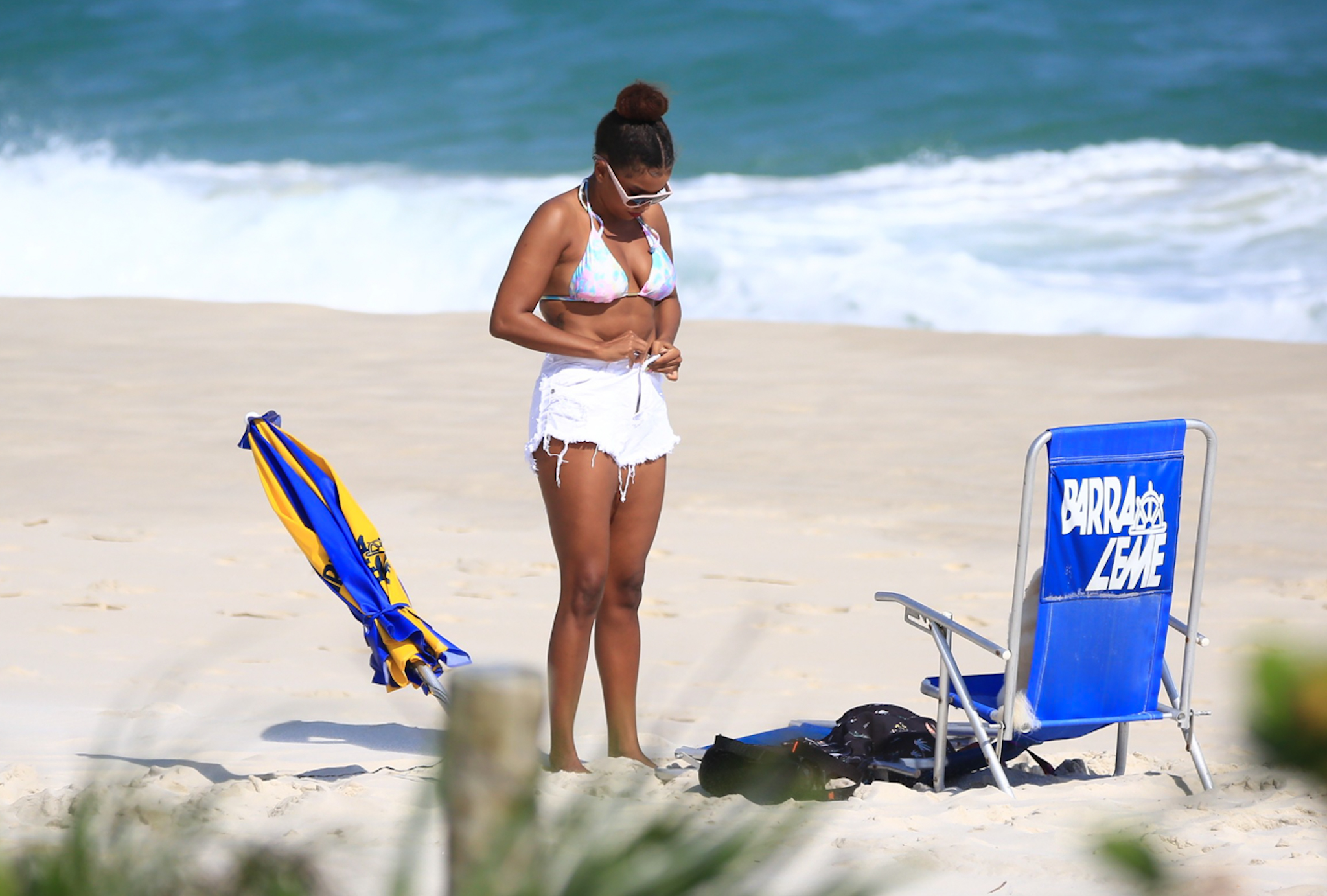 Jeniffer Nascimento com o marido na praia