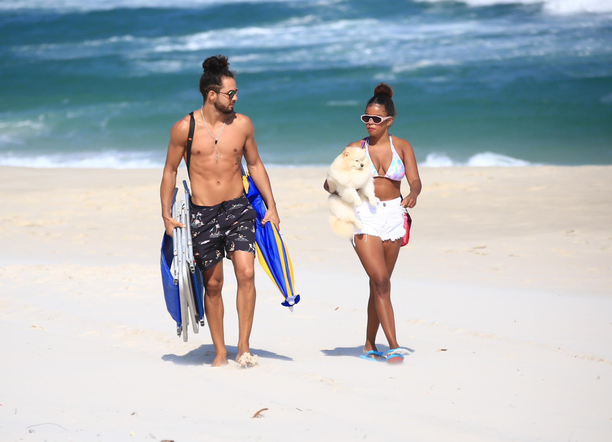 Jeniffer Nascimento com o marido na praia