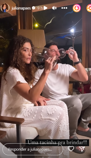 Juliana Paes posa tomando vinho com o marido