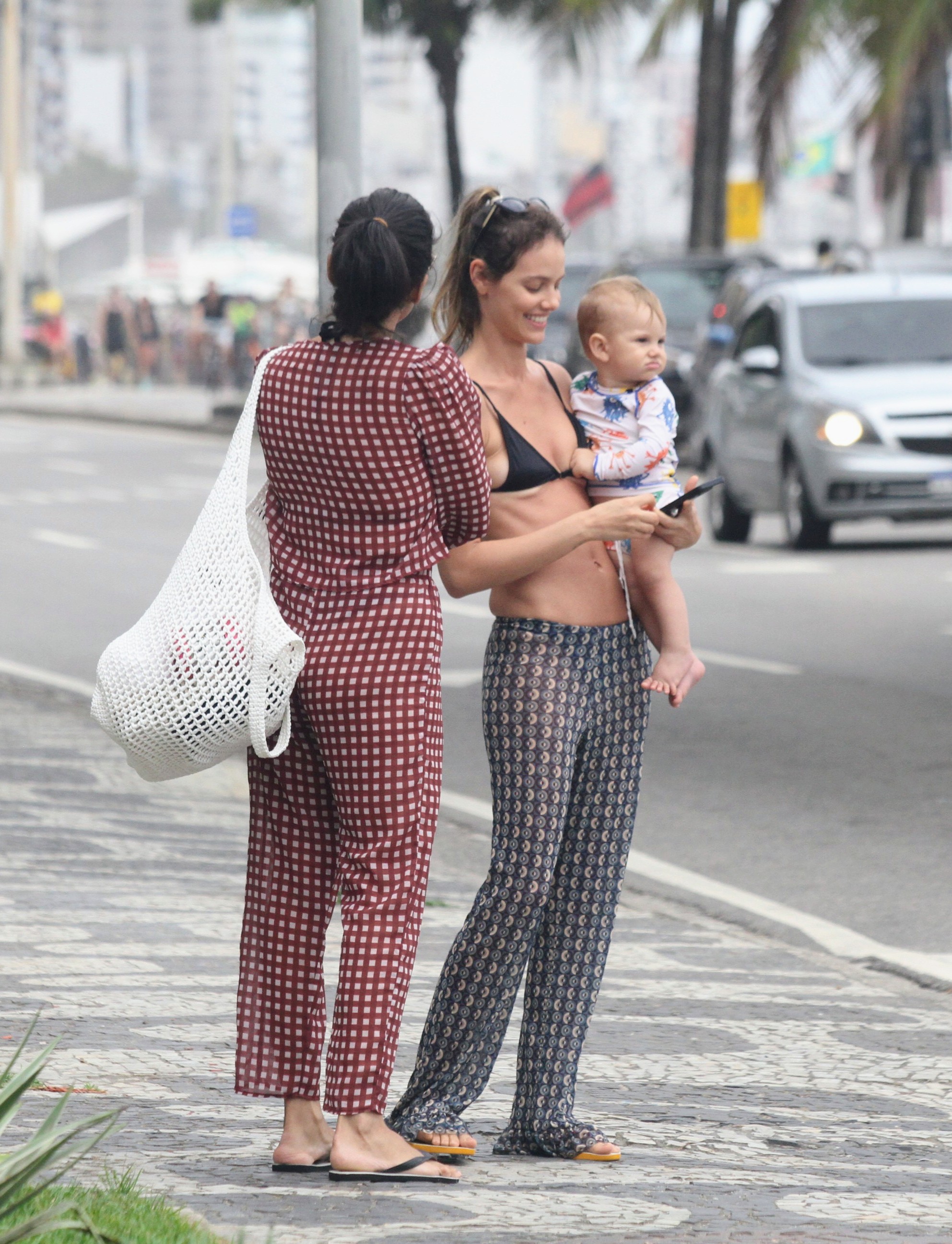 Filho caçula de Chay Suede rouba a cena em passeio com a mãe, Laura Neiva