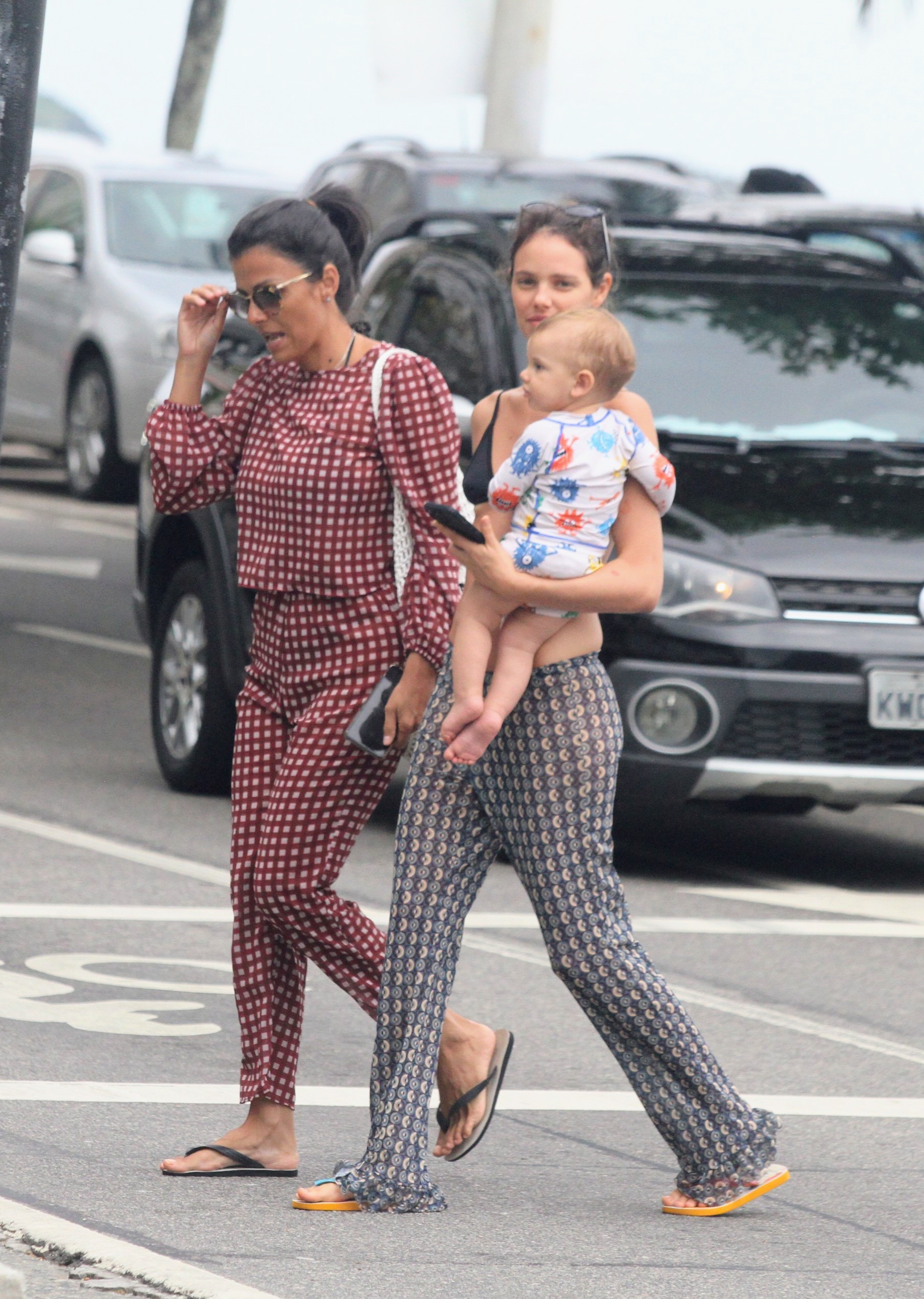 Filho caçula de Chay Suede rouba a cena em passeio com a mãe, Laura Neiva