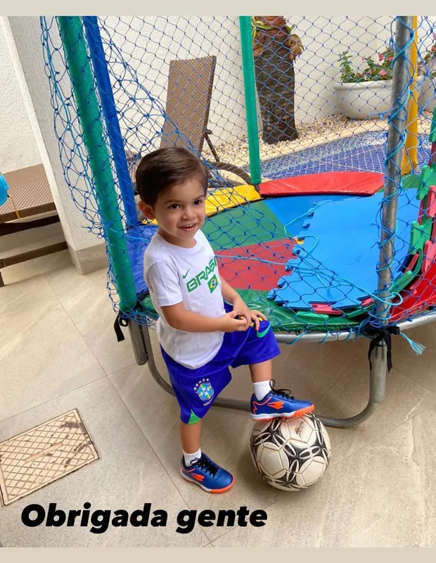 Filho de Marília Mendonça com uniforme de futebol