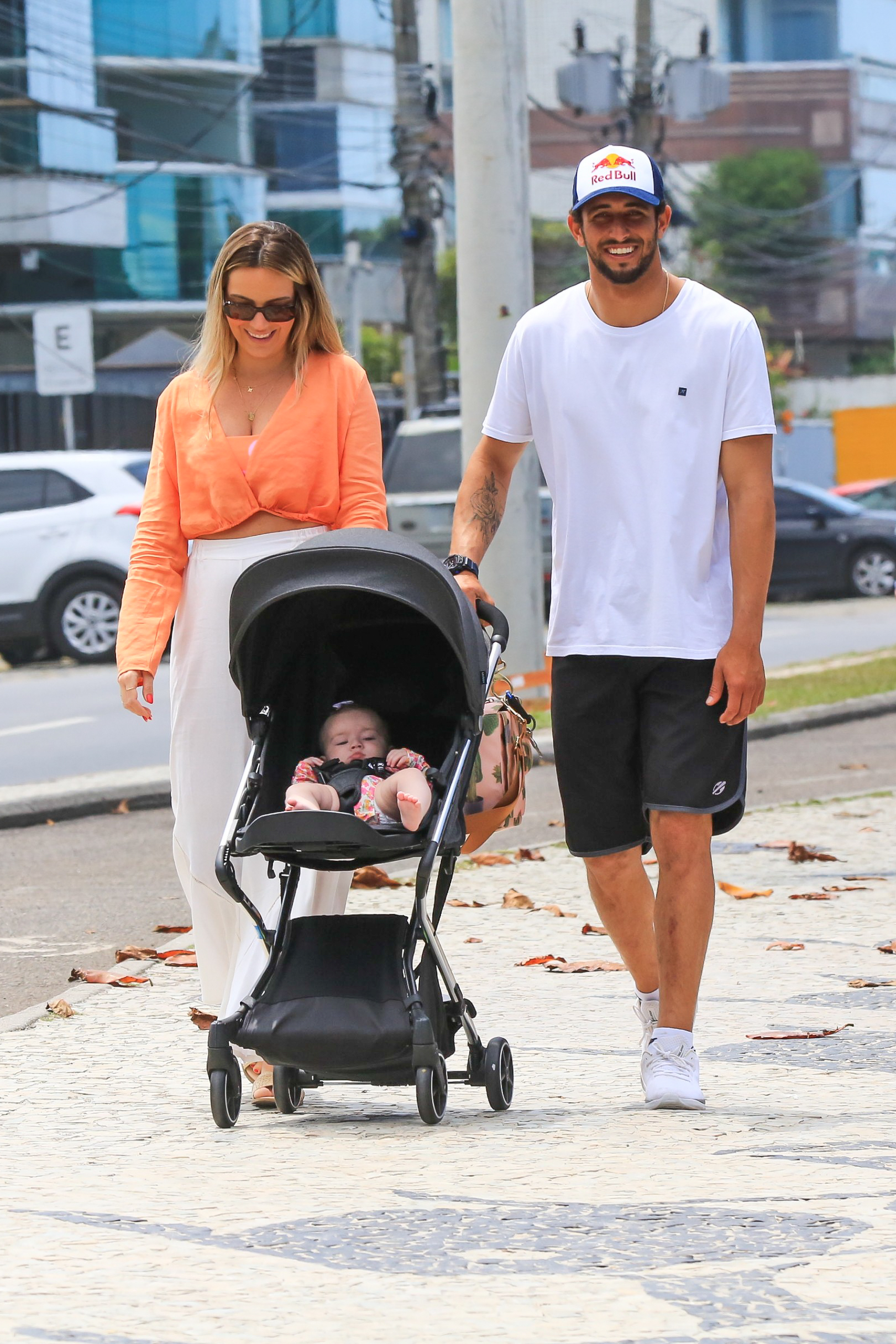 Lucas Chumbo com a filha, Maitê, e a namorada, Monise Alves