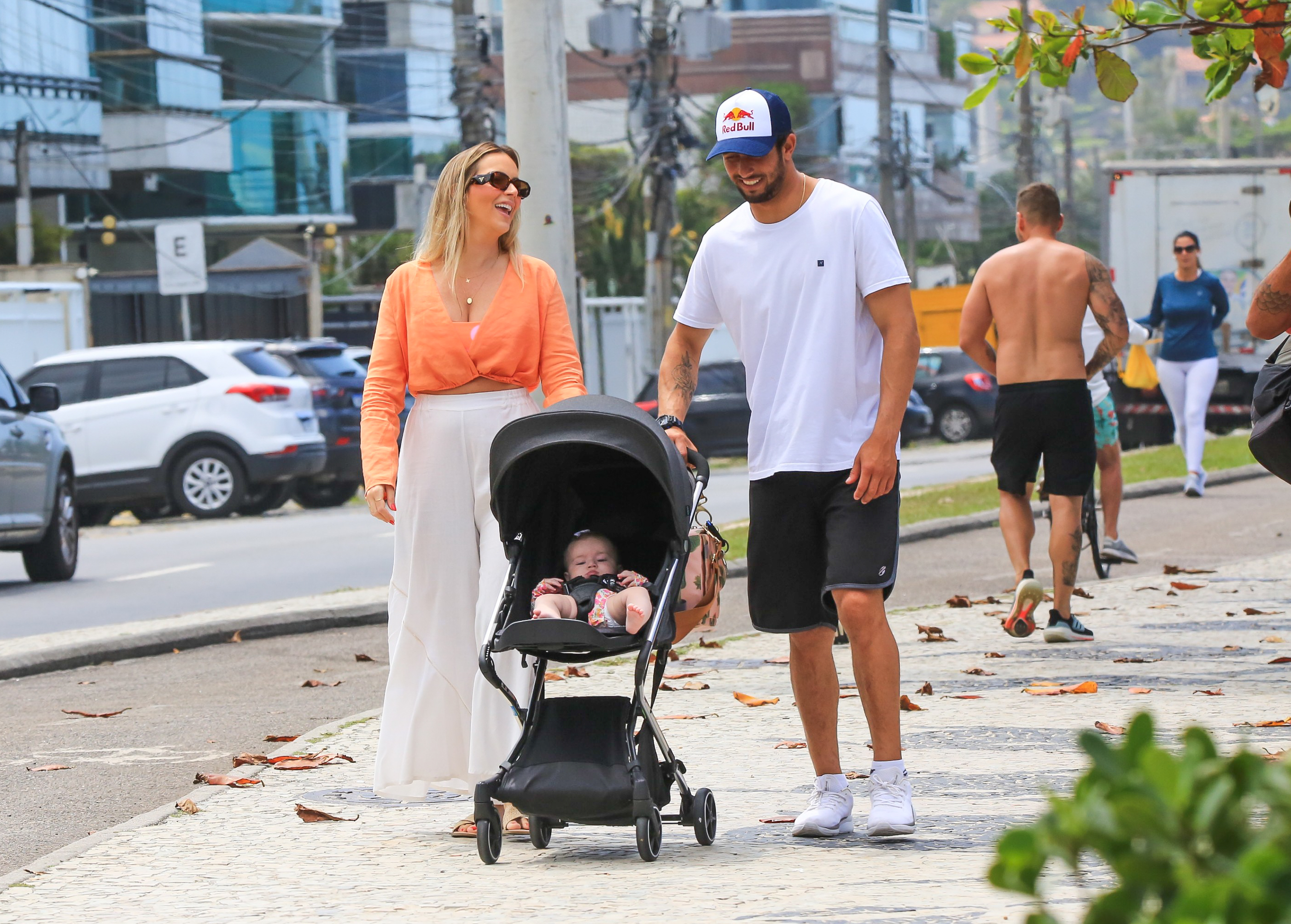 Lucas Chumbo com a filha, Maitê, e a namorada, Monise Alves