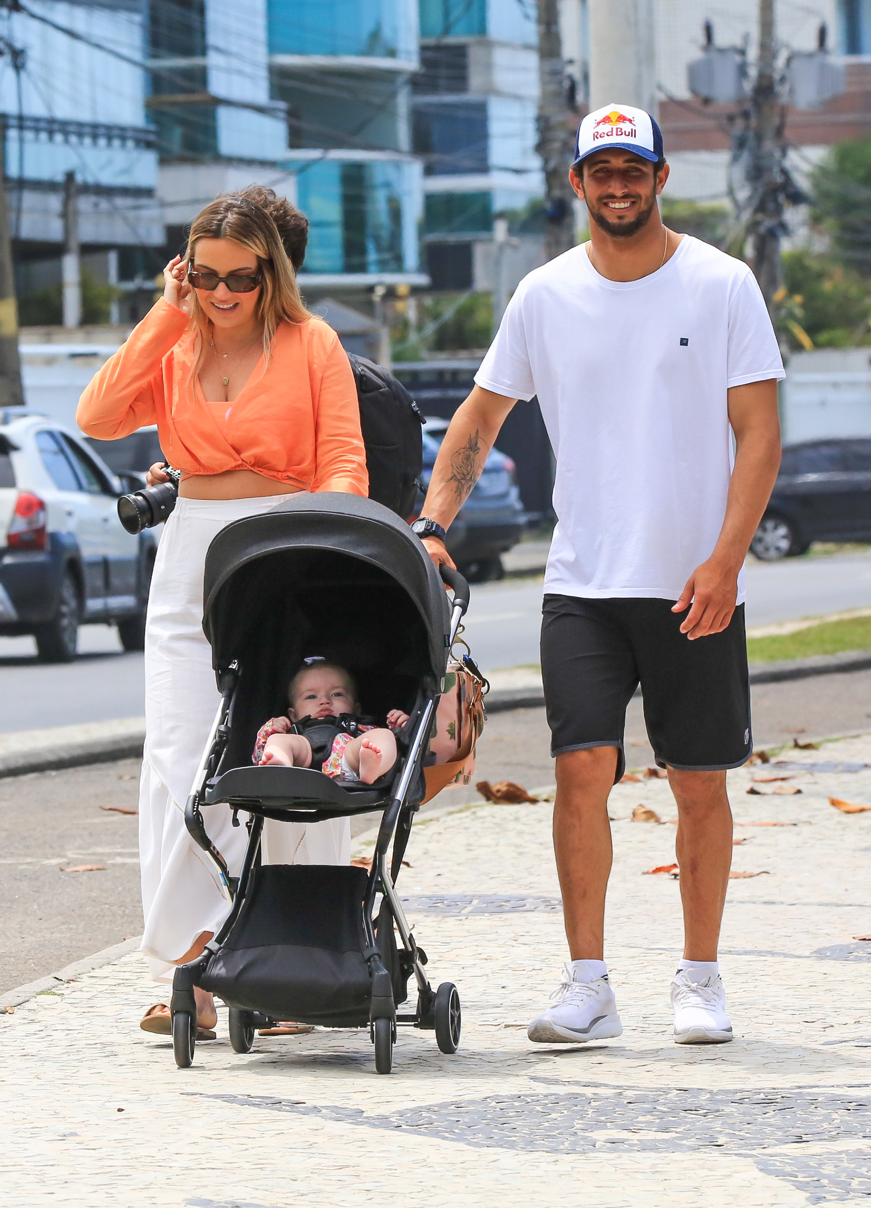 Lucas Chumbo com a filha, Maitê, e a namorada, Monise Alves