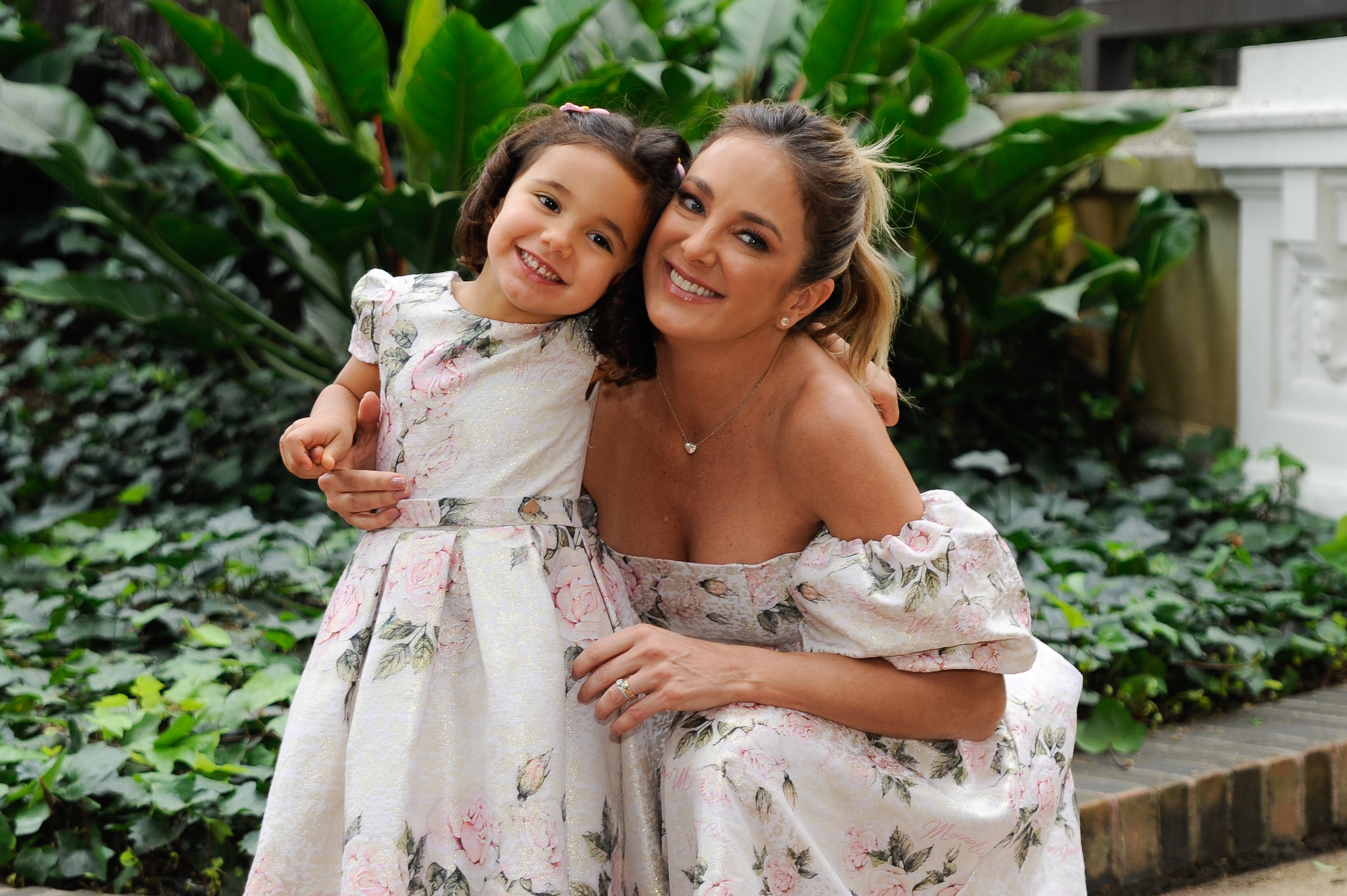 Ticiane Pinheiro curte evento fashion com a filha caçula, Manuella