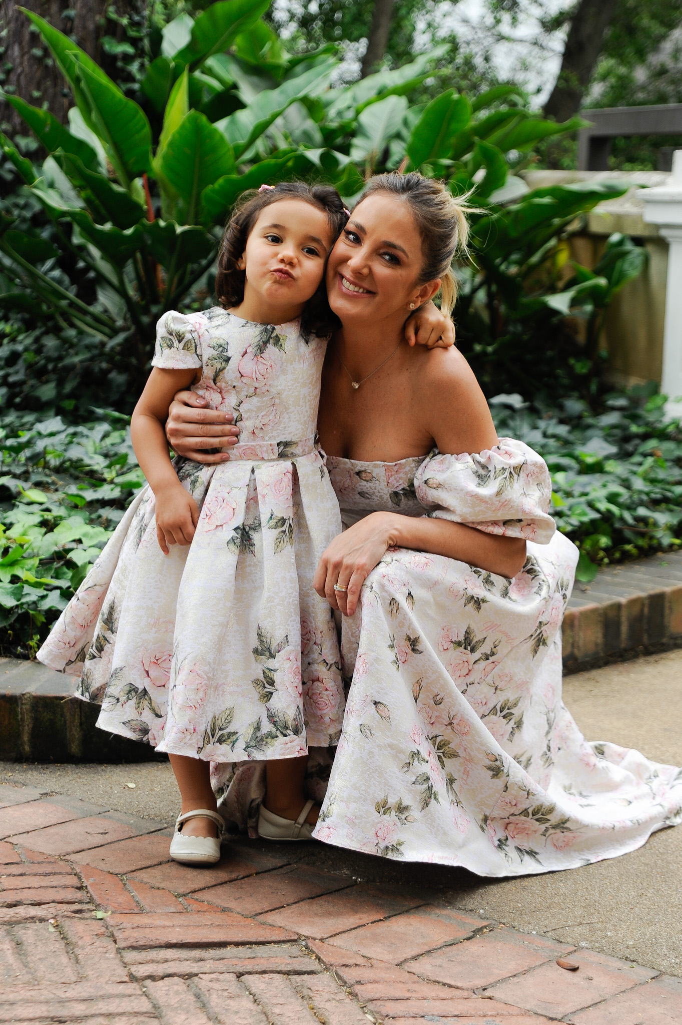 Ticiane Pinheiro curte evento fashion com a filha caçula, Manuella