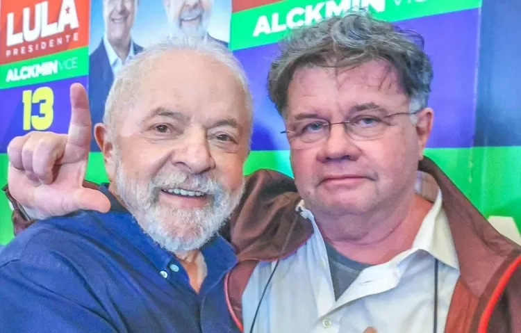 Marcelo Madureira posa com Lula após declarar apoio no segundo turno... - Veja mais em https://www.uol.com.br/splash/noticias/2022/10/24/lula-x-bolsonaro-famosos-que-viraram-a-casaca-na-disputa-presidencial.htm?fbclid=IwAR2yhp6b3n1RcLFVE4akSmwXvpYI2gJr49YmMPxcYHp6Jw19pTpWFHm0vNw&cmpid=copiaecola