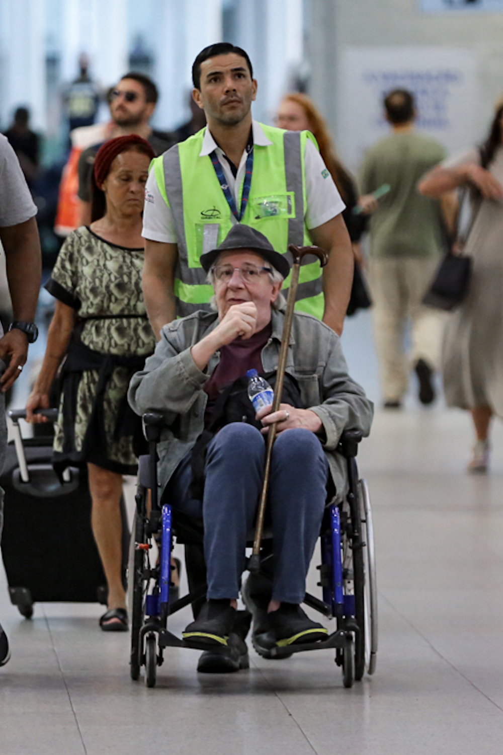 Marco Nanini surge de cadeira de rodas em aeroporto do Rio