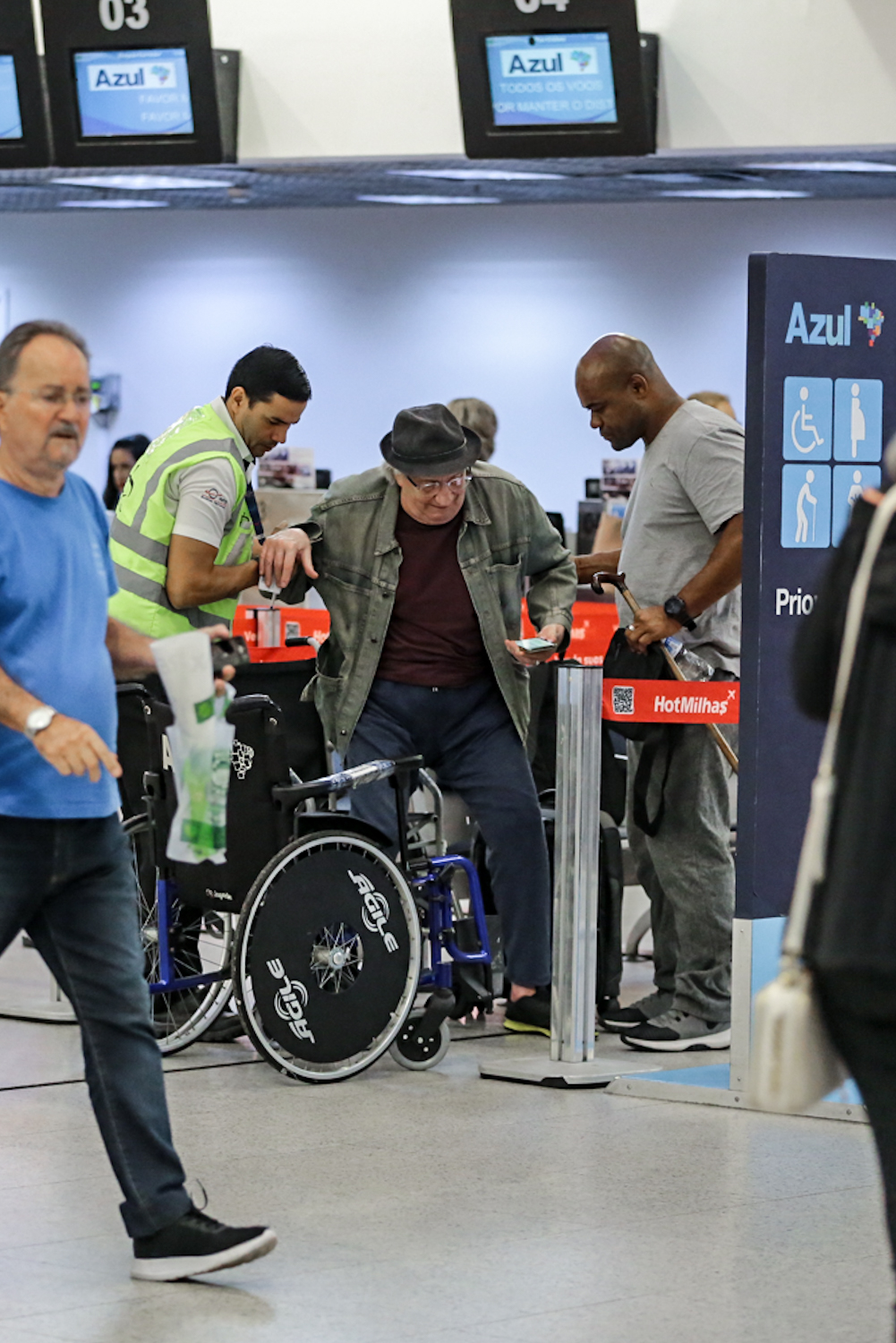 Marco Nanini surge de cadeira de rodas em aeroporto do Rio