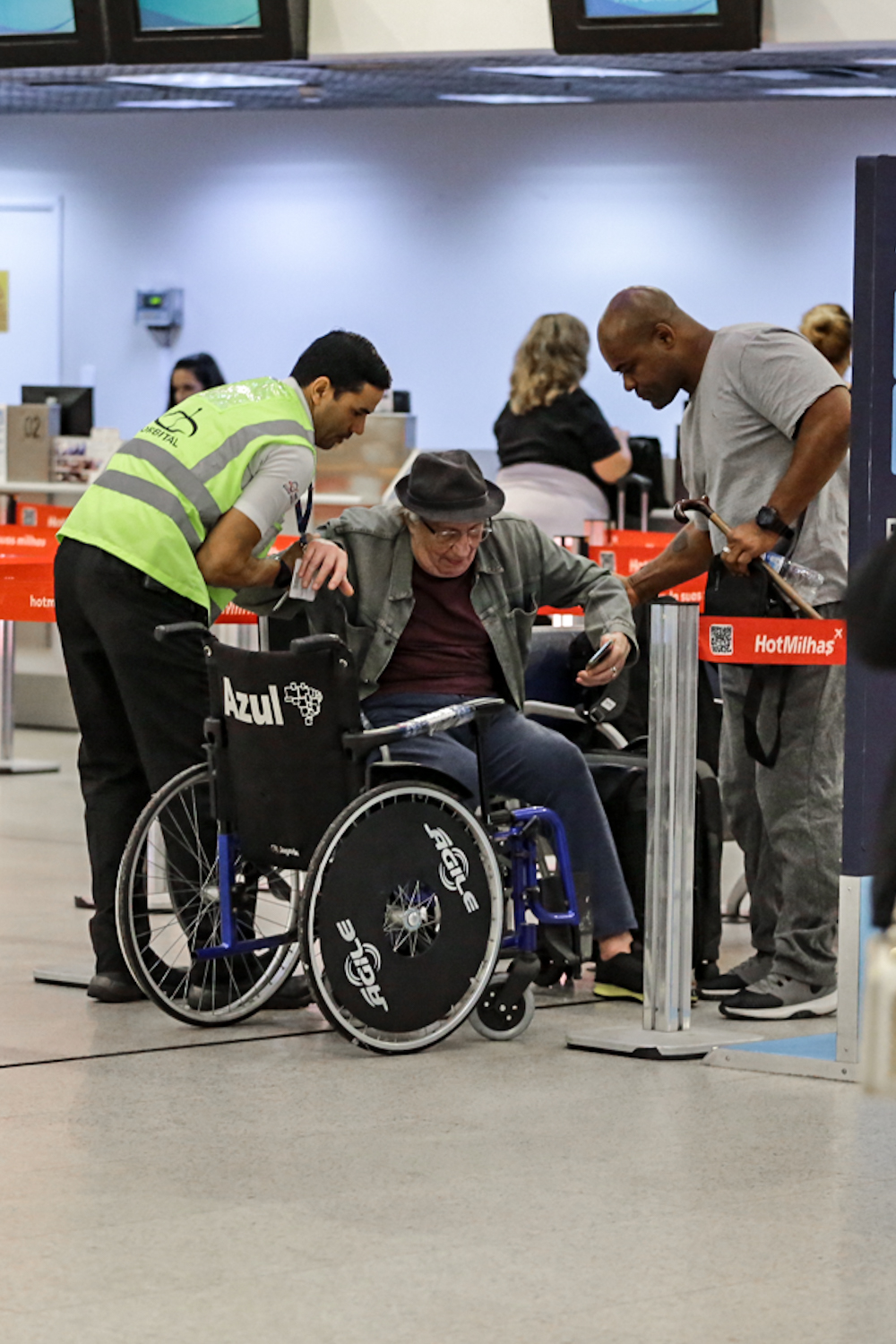 Marco Nanini surge de cadeira de rodas em aeroporto do Rio