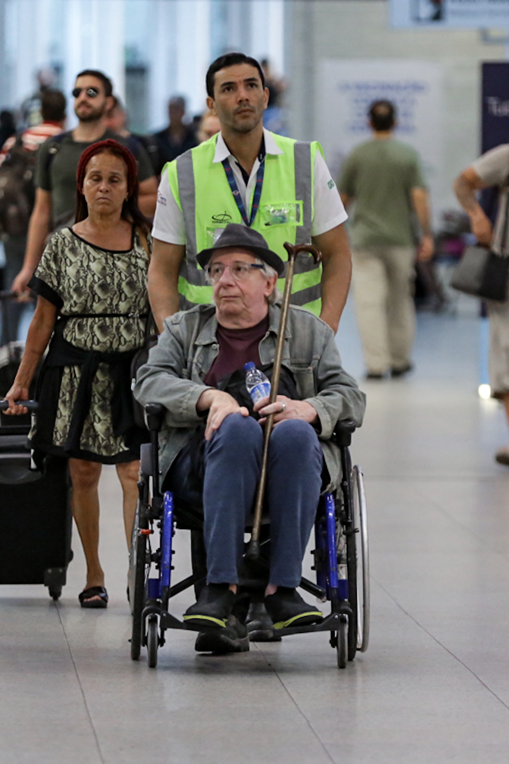 Marco Nanini surge de cadeira de rodas em aeroporto do Rio