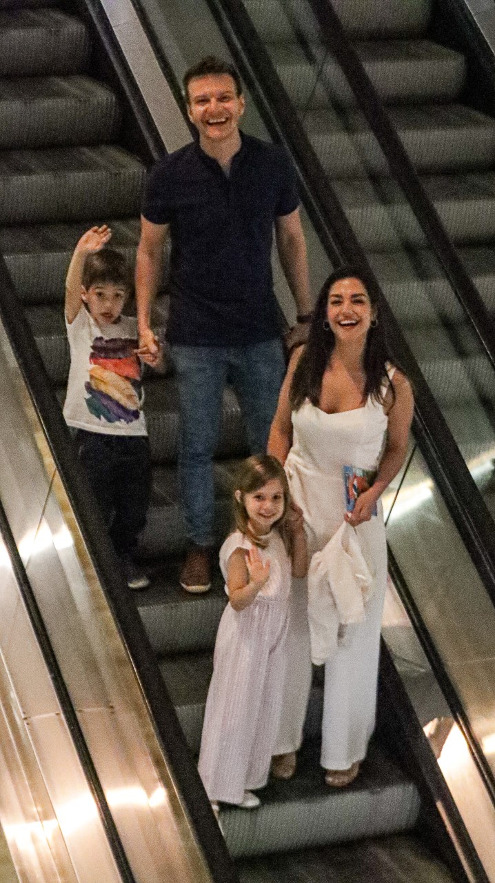 Michel Teló e família se divertem em passeio no Shopping - Créditos: Edson Aipim - AgNews