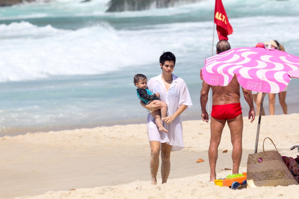 Nanda Costa e Lan Lanh com as gêmeas na praia