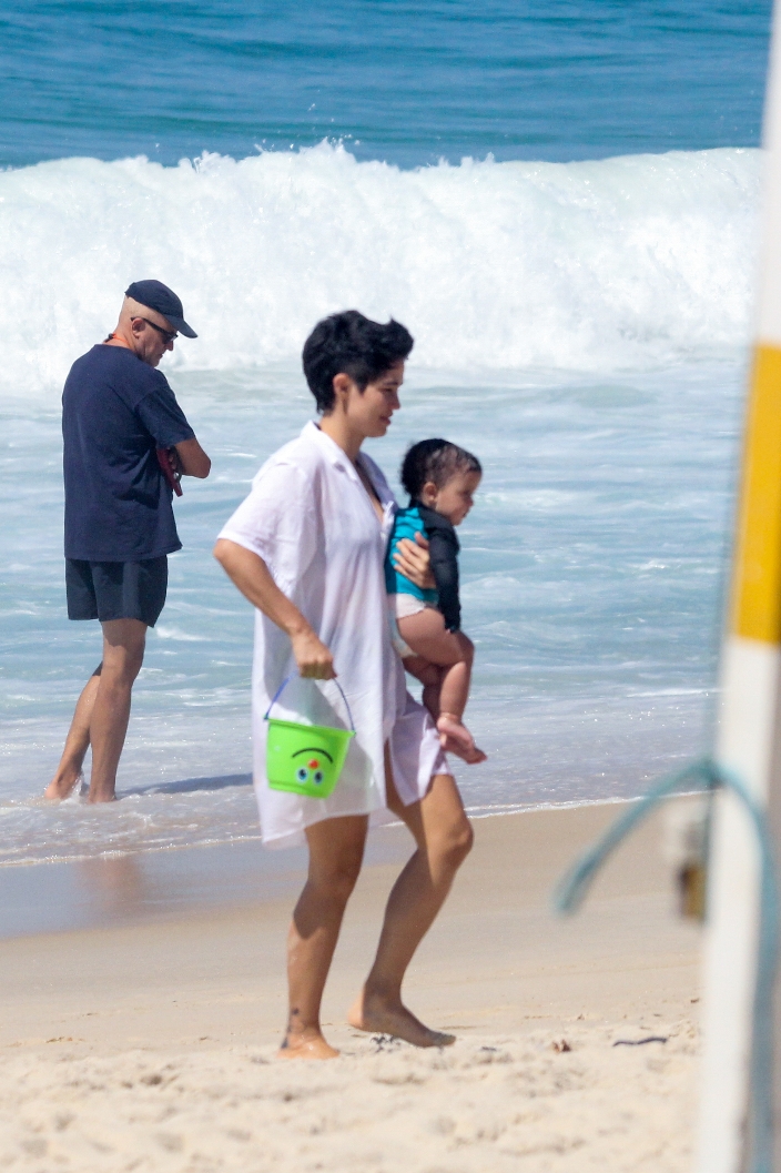 Nanda Costa e Lan Lanh com as gêmeas na praia