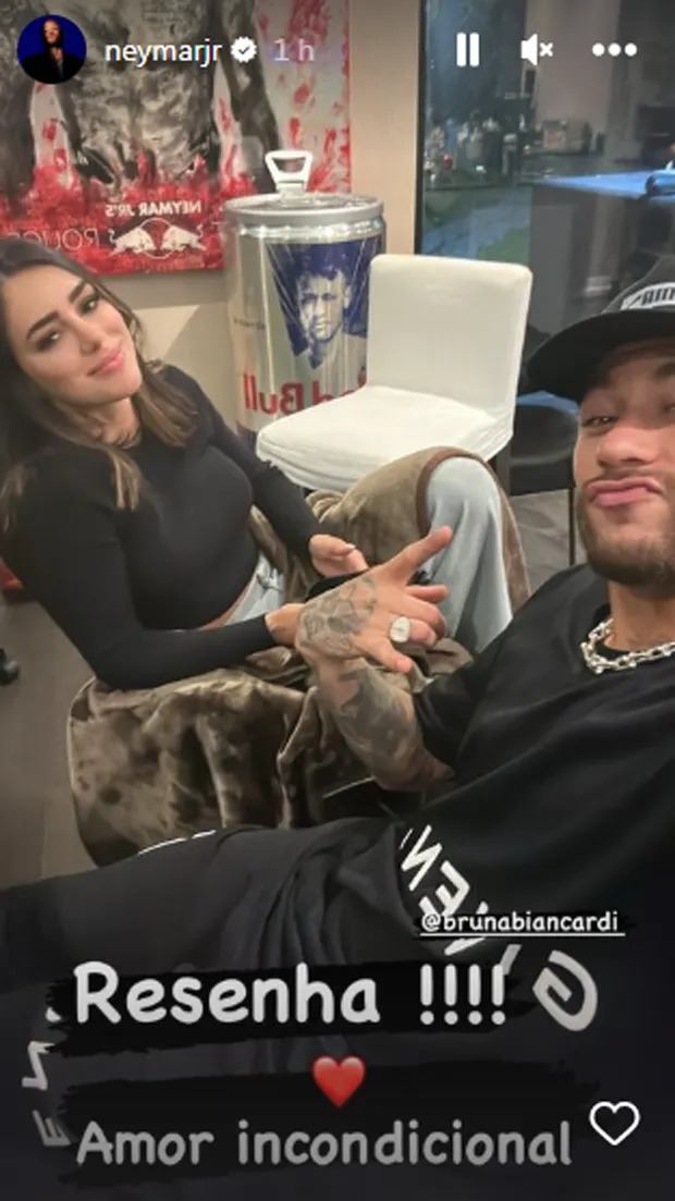 Jogador de futebol Neymar se reencontra com Bruna Biancardi e segura na mão dela