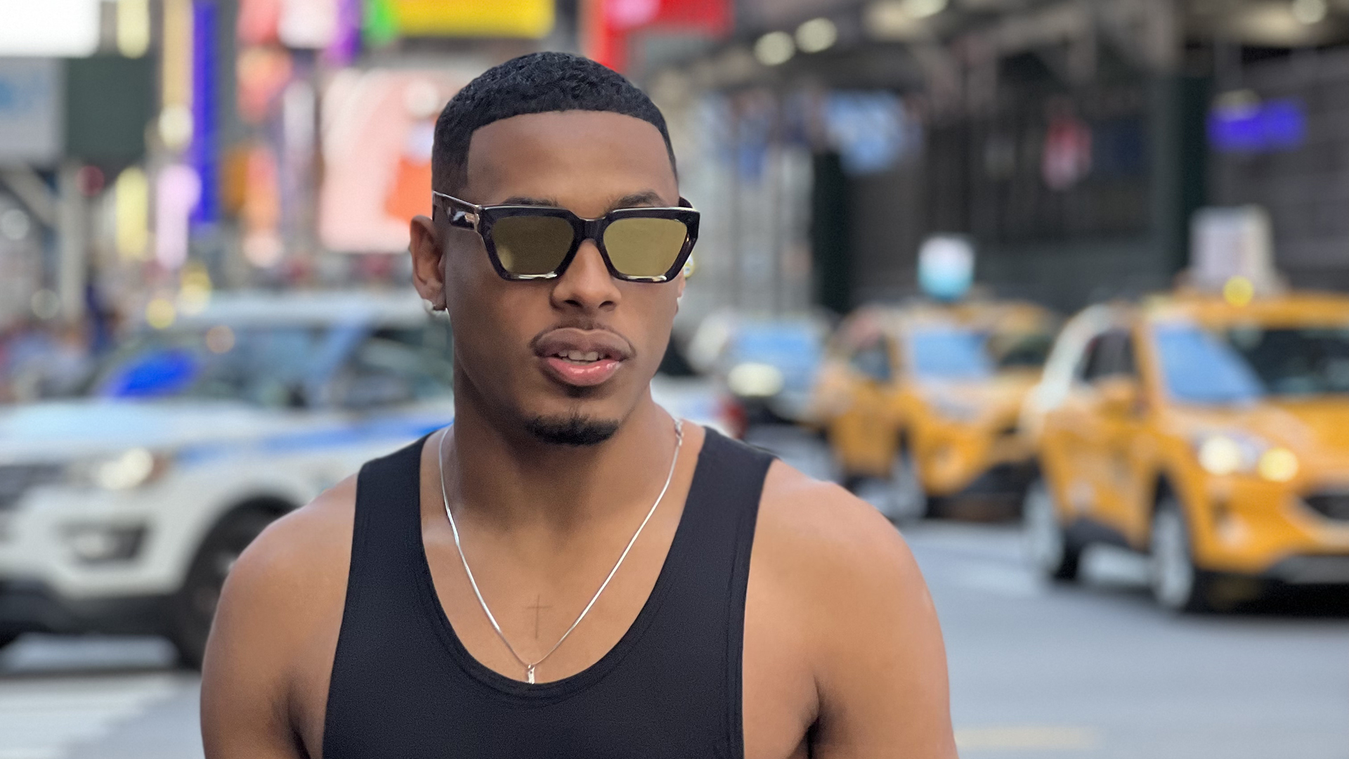 Ex-BBB e atleta Paulo André realiza sonho ao visitar NY