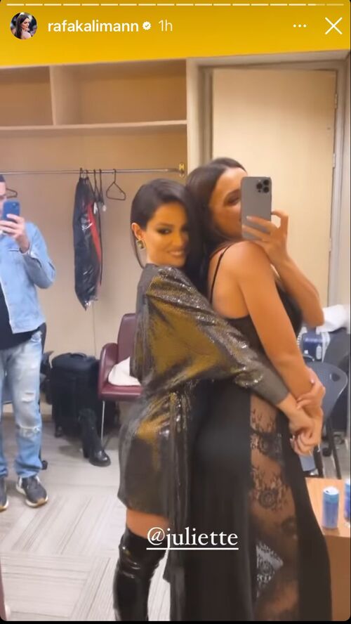 Juliette elogiou a amiga que usava um vestido preto curtinho e transparente nas laterais, exibindo o corpo escultural: "Gostosa". 