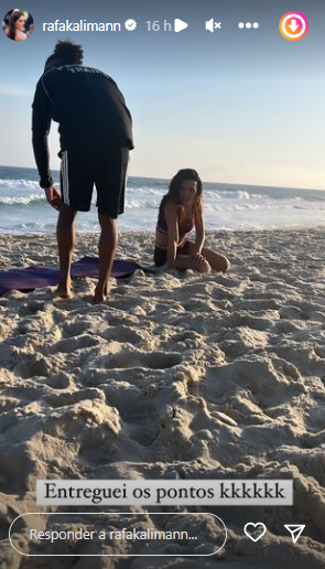 Rafa Kalimann treina com José Loreto em praia do Rio