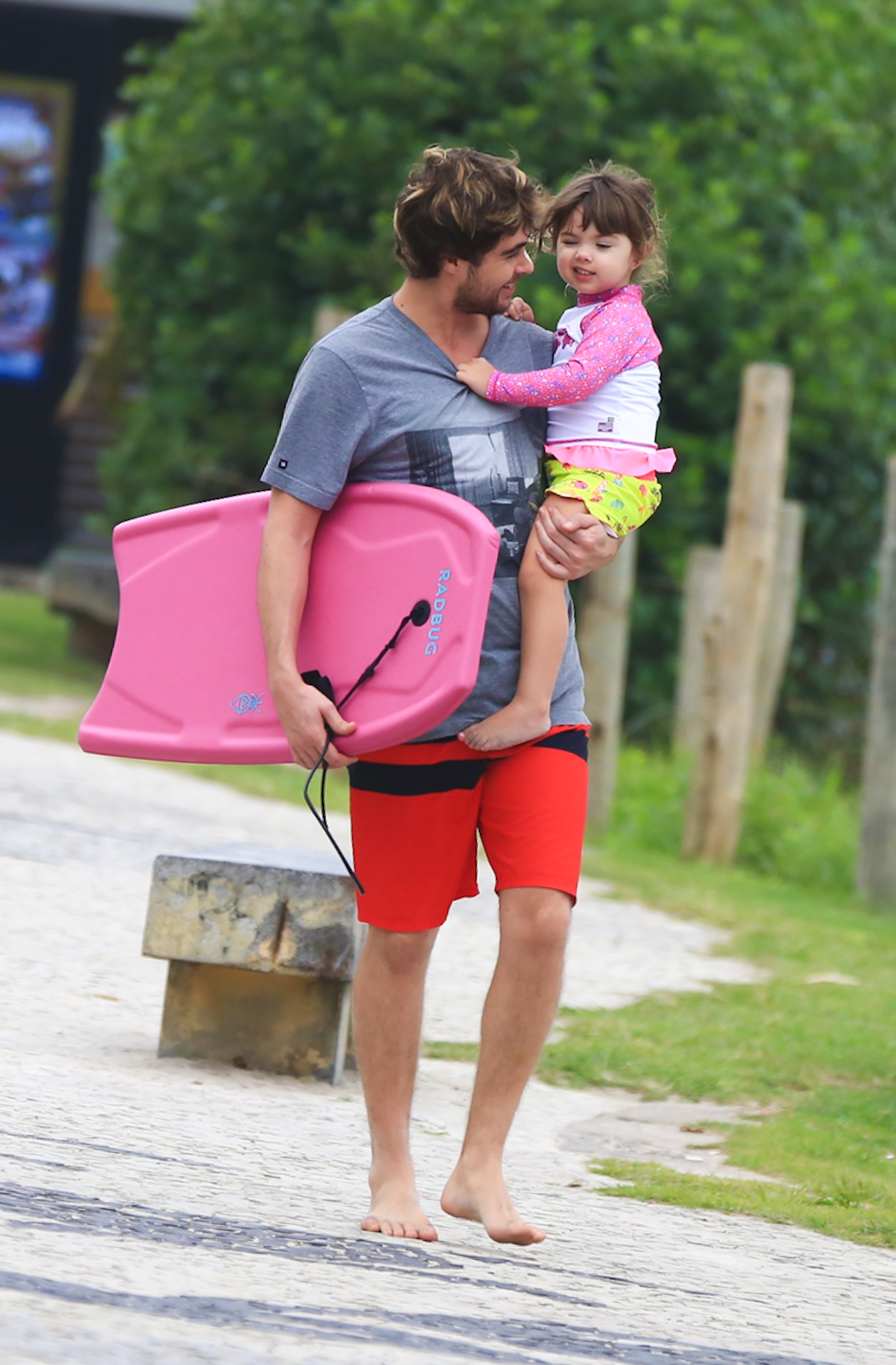 Rafael Vitti curte dia na praia com a filha, Clara Maria