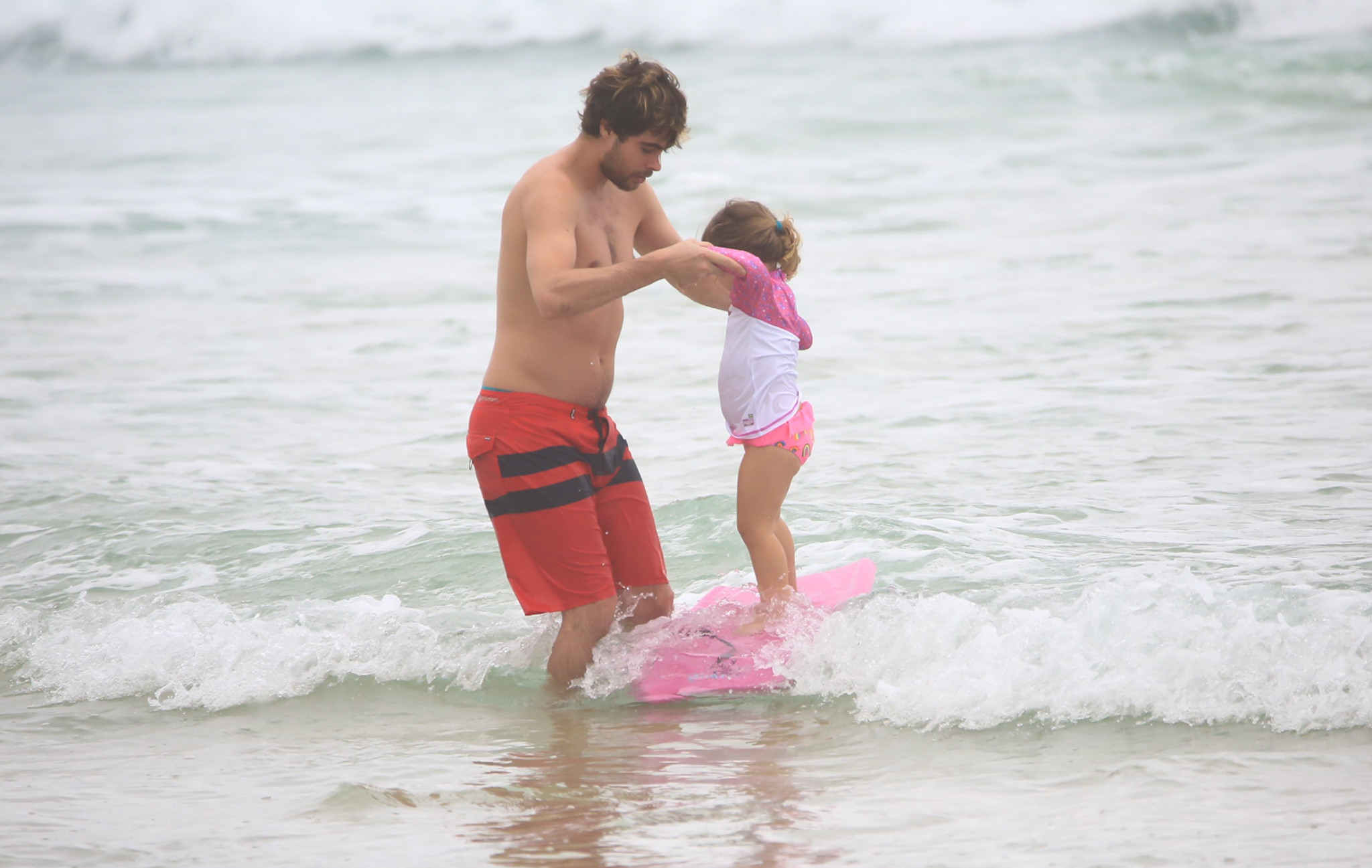 Rafael Vitti curte dia na praia com a filha, Clara Maria