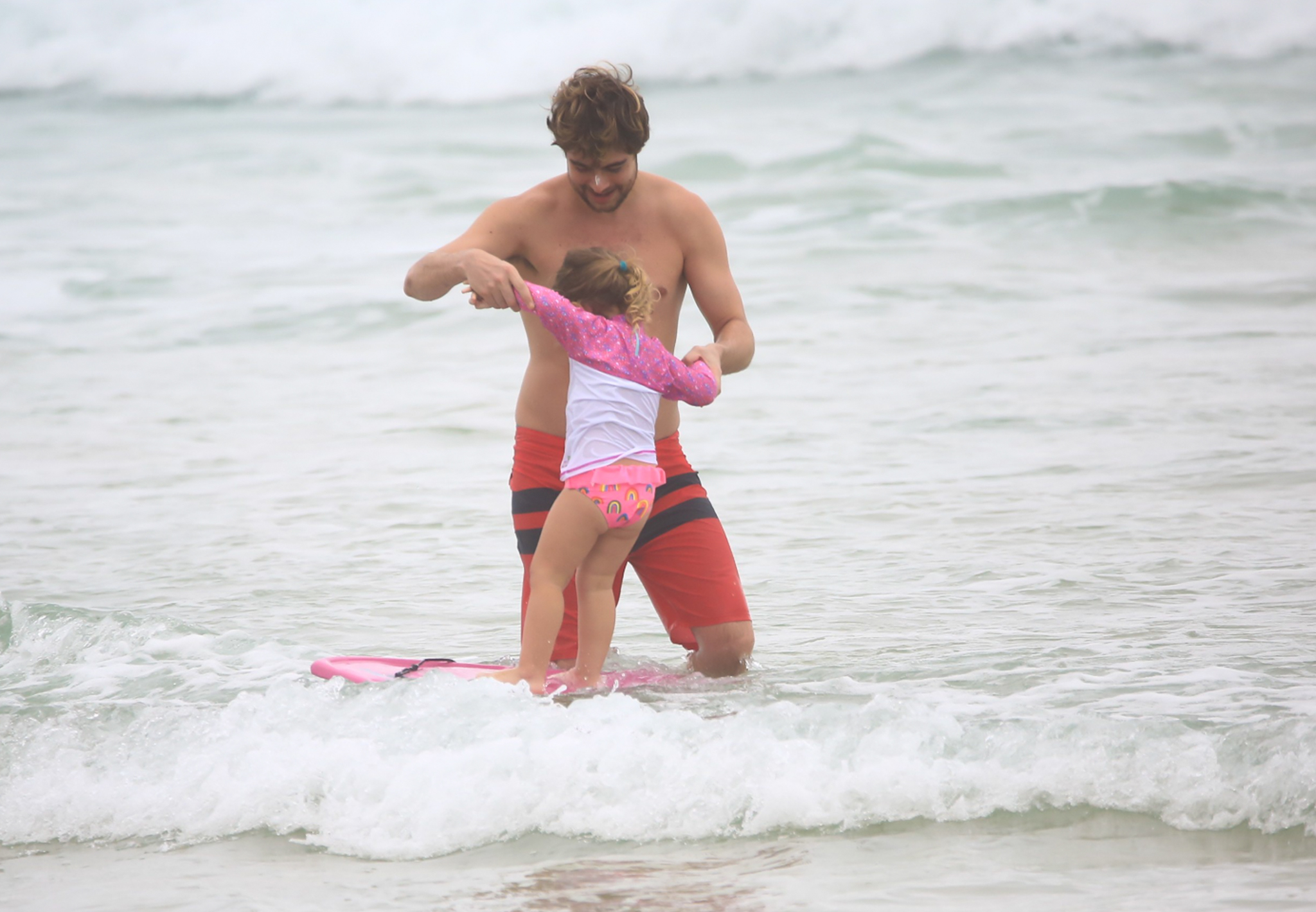 Rafael Vitti curte dia na praia com a filha, Clara Maria