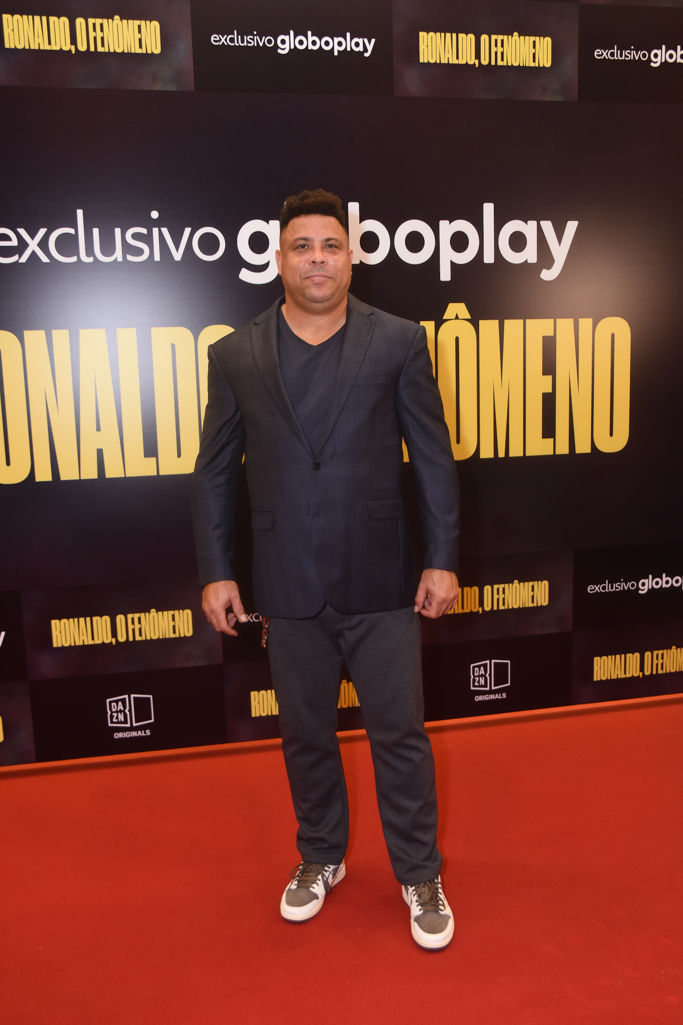 Ronaldo Fenômeno recebe a família em lançamento de documentário