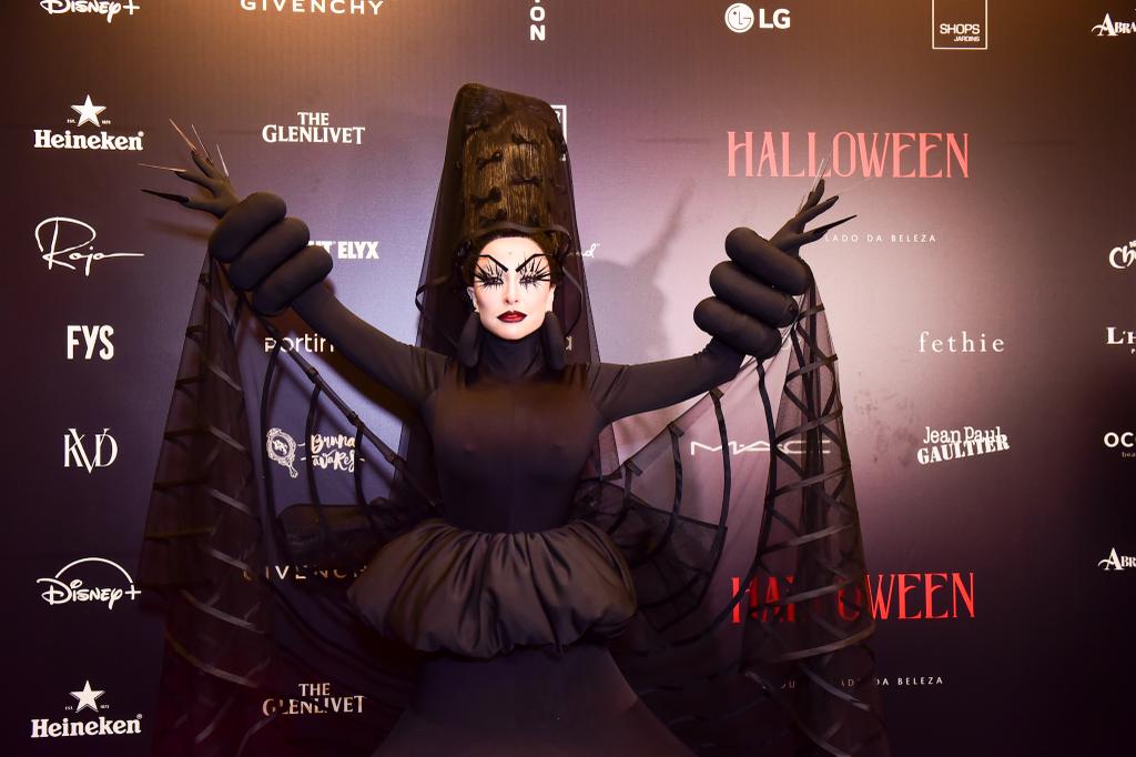 Sabrina Sato usa fantasia de aranha em festa de Halloween e choca fãs